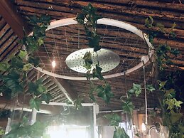 Treehouse Magpies Nest With Bubble Pool