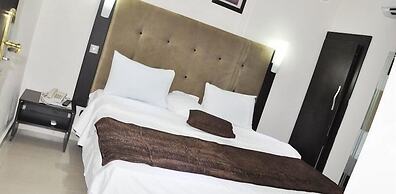 Wood Peckers Hotel