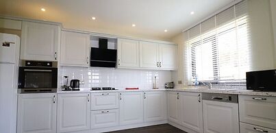 Villa Joy 2 by JoyLettings