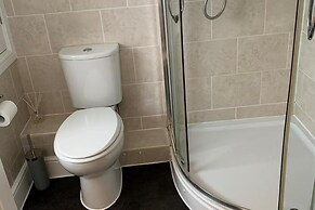 One Bedroom Flat, Sleeps 4, Balcony & Free Parking