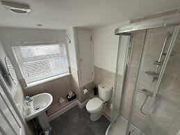 One Bedroom Flat, Sleeps 4, Balcony & Free Parking