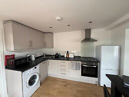 One Bedroom Flat, Sleeps 4, Balcony & Free Parking