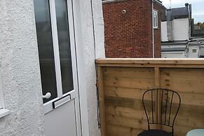 One Bedroom Flat, Sleeps 4, Balcony & Free Parking