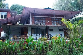 Hotel Godai Girikunj