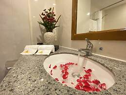 E-Outfitting Golden Country Hotel