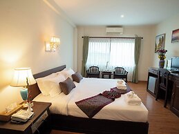 E-Outfitting Golden Country Hotel