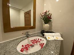 E-Outfitting Golden Country Hotel