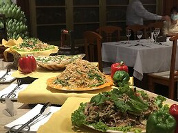 E-Outfitting Golden Country Hotel