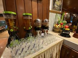 E-Outfitting Golden Country Hotel