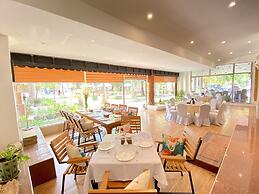 E-Outfitting Golden Country Hotel