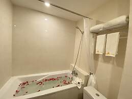 E-Outfitting Golden Country Hotel