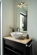 ARENA Stunning 2 BDR Beachfront- Designer Vibes