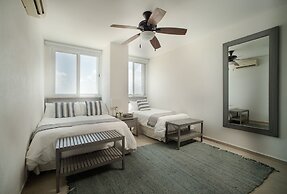 ARENA Stunning 2 BDR Beachfront- Designer Vibes