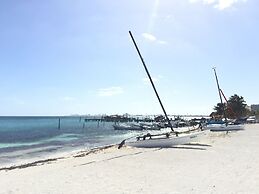 ARENA Stunning 2 BDR Beachfront- Designer Vibes