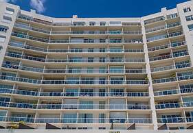 ARENA Stunning 2 BDR Beachfront- Designer Vibes