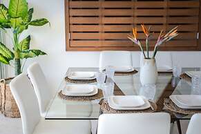 ARENA Stunning 2 BDR Beachfront- Designer Vibes