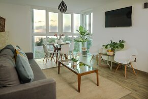 CHIC- Newly Renovated 1 BDR at the best beach