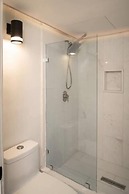 CHIC- Newly Renovated 1 BDR at the best beach