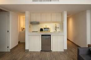 CHIC- Newly Renovated 1 BDR at the best beach