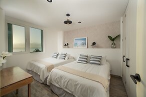 CHIC- Newly Renovated 1 BDR at the best beach