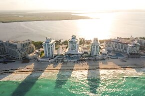 CHIC- Newly Renovated 1 BDR at the best beach