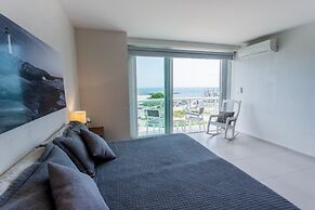 OCEAN beachfront 4 BDR -Amazing Oceanview