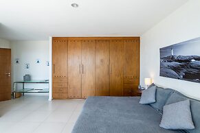 OCEAN beachfront 4 BDR -Amazing Oceanview