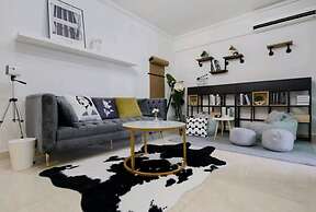 Four Seasons Window View Apartment