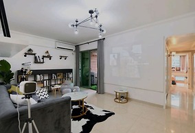 Four Seasons Window View Apartment