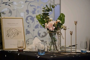 Four Seasons Window View Apartment