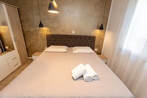 Deluxe Apartment near Bridge