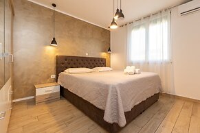 Deluxe Apartment near Bridge