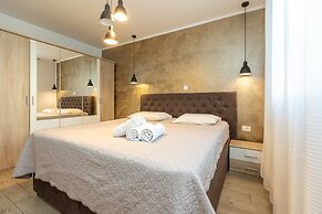 Deluxe Apartment near Bridge