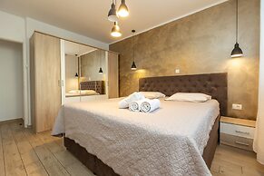 Deluxe Apartment near Bridge