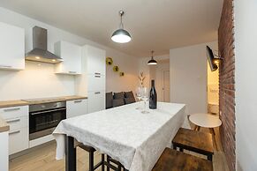 Deluxe Apartment near Bridge