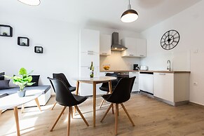 Deluxe Apartment near Bridge