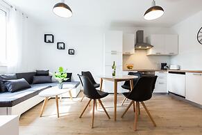 Deluxe Apartment near Bridge