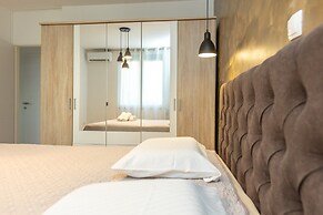 Deluxe Apartment near Bridge