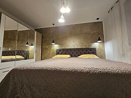 Deluxe Apartment near Bridge