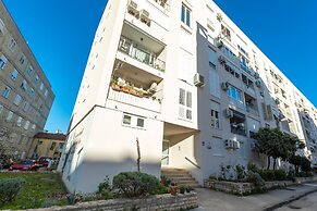 Deluxe Apartment near Bridge