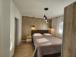 Deluxe Apartment near Bridge