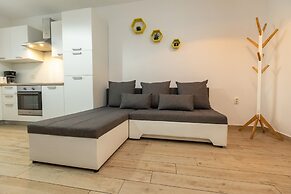 Deluxe Apartment near Bridge