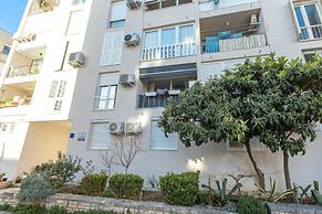 Deluxe Apartment near Bridge