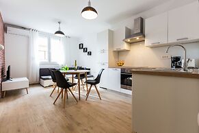 Deluxe Apartment near Bridge