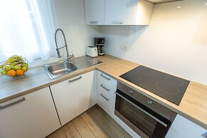 Deluxe Apartment near Bridge