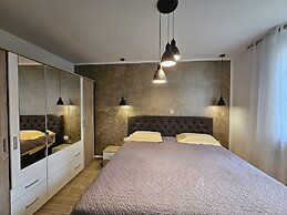 Deluxe Apartment near Bridge