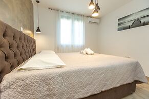 Deluxe Apartment near Bridge