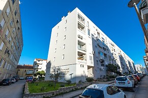 Deluxe Apartment near Bridge