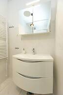 Deluxe Apartment near Bridge