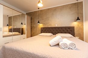 Deluxe Apartment near Bridge